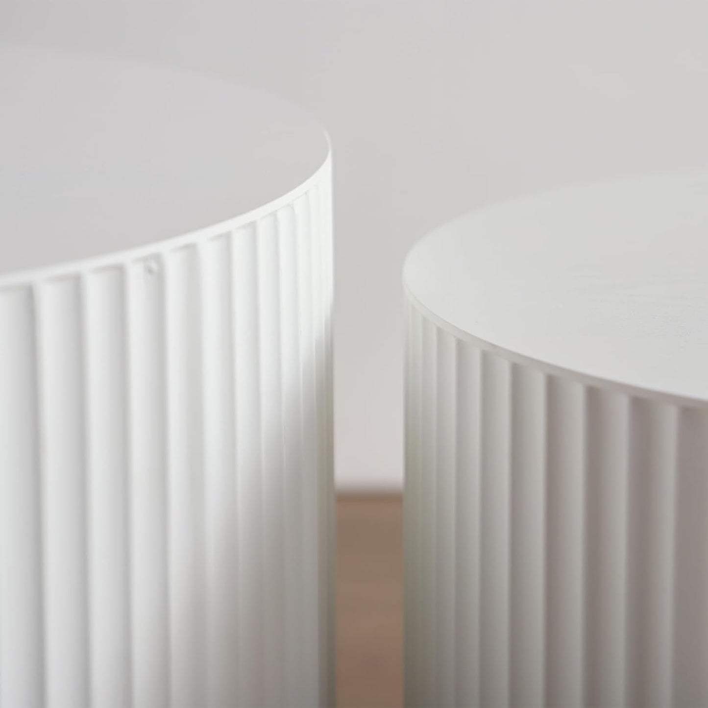 Round Nesting Coffee Table White Round Fluted Coffee Table Set of 2 for Living Room Small Circle Drum Nested Coffee Tables (White B 27in)