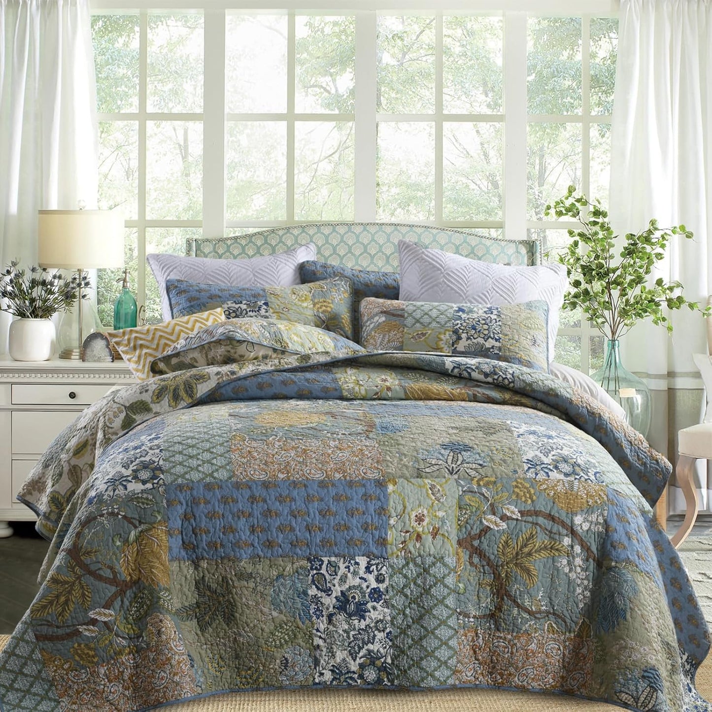 Yvooxny California King Quilt Set - Bohemian Farmhouse Patchwork Floral Pattern, Reversible Green, 110 x 118 Inch Quilt + 2 Pillowcases