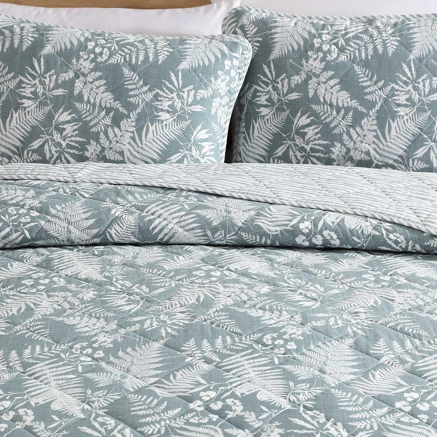 Eddie Bauer - Full/Queen Quilt Set, Reversible Cotton Bedding with Matching Shams, Wildflower Inspired Home Decor with Stripe Reverse (Fern Garden Green, Full/Queen)